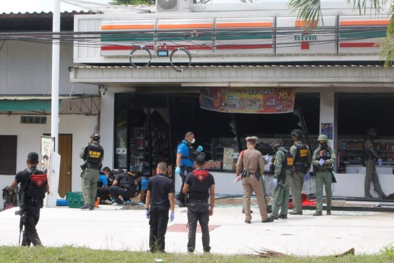 圖為泰國警方17日調查也拉府一間發生爆炸的便利商店。（路透社）
