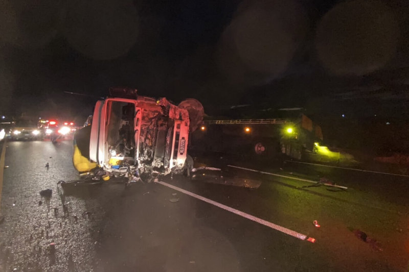 一輛貨櫃車與一輛拖板車18日凌晨在國道1號北向286公里新營路段發生碰撞翻覆事故，造成1死2傷。（讀者提供）中央社記者楊思瑞台南傳真 111年8月18日