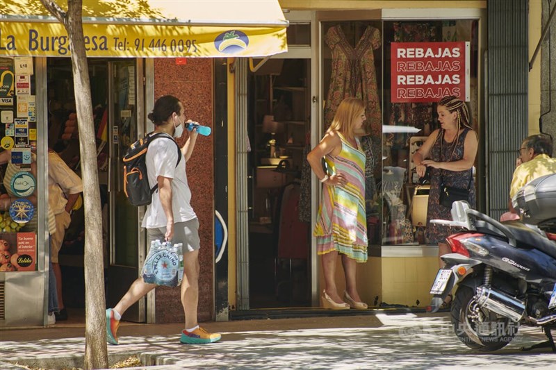 今夏西班牙度假費用約上漲3成。面對昂貴的假期，民眾只好縮短度假天數。圖為7月馬德里街頭。（中央社檔案照片）