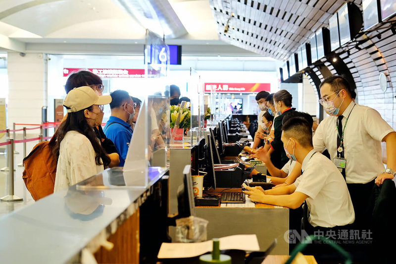 泰越捷航空復航台北–曼谷航線，18日的班機提供180個座位，搭機赴泰國旅客共有130多人，航空公司也推出促銷活動，並提供行李托運、座位選擇、優先登記等靈活性，提供民眾更方便的選擇。中央社記者吳睿騏桃園機場攝  111年8月18日