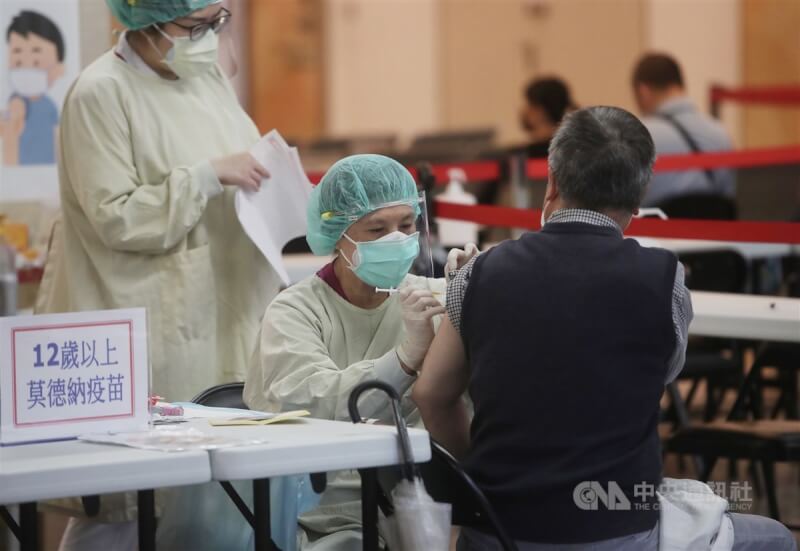BA.5疫情最快8月中升溫，但目前第4劑涵蓋率僅8.5%。圖為亞東醫院醫護人員替民眾施打疫苗。（中央社檔案照片）