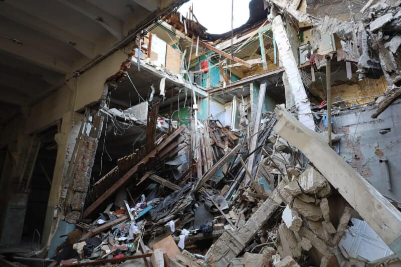 烏克蘭國家緊急救難服務處指出，俄羅斯17日晚間空襲哈爾科夫市的住宅區，造成7死16傷。（圖取自facebook.com/MNS.GOV.UA）