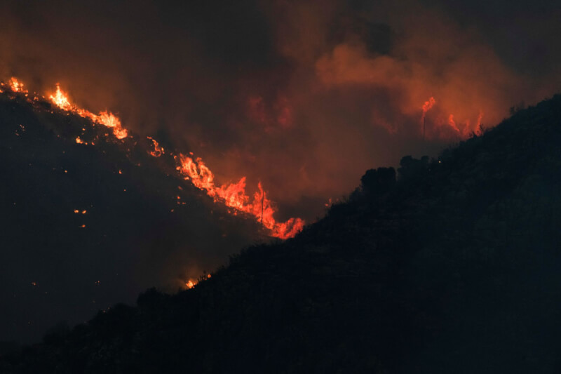 凶猛野火席捲西班牙東部瓦倫西亞貝希斯鎮附近。圖為16日發生在瓦倫西亞佩戈鎮的大火。（路透社）
