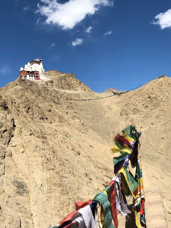 外交部政次田中光2019年拍攝的拉達克西藏寺院及祈福的五色旗。拉達克是印度人口最稀少的地區之一，以高山美景和在地文化而聞名。當地常可見到西藏寺院用以祈福的五色旗。（印度台北協會提供）中央社記者黃雅詩傳真 111年8月18日