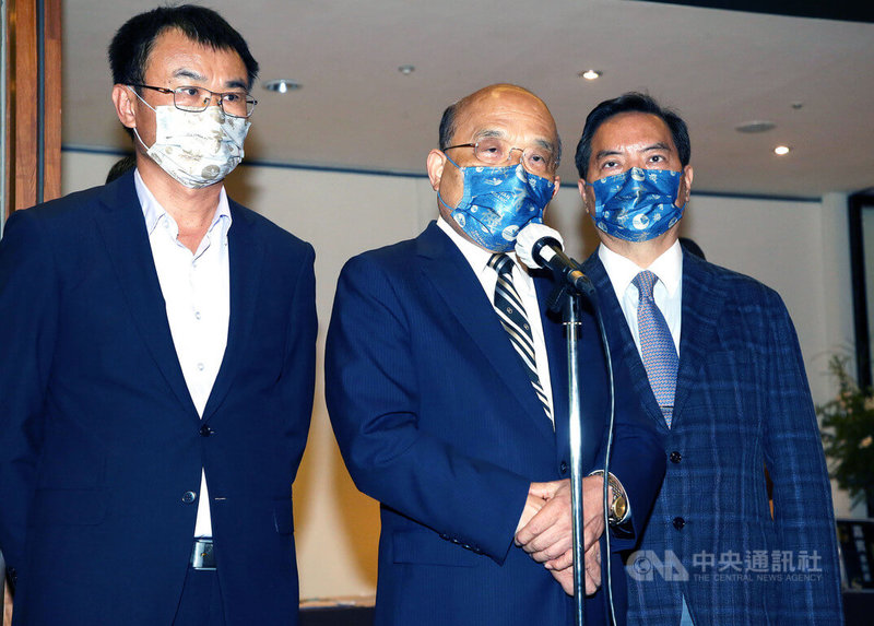 柬埔寨打工詐騙頻傳,行政院長蘇貞昌(中)19日表示,政府正盡力營救台灣民眾,也指出有人藉此機會炒作、作秀都非常不應該。左為農委會主委陳吉仲、右為行政院政務委員羅秉成。中央社記者郭日曉攝 111年8月19日