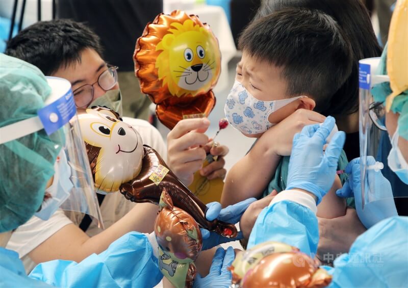 127.68萬劑輝瑞嬰幼兒疫苗19日上午運抵台灣，最快27日當天可開打。圖為6月家長帶孩子接種疫苗。（中央社檔案照片）