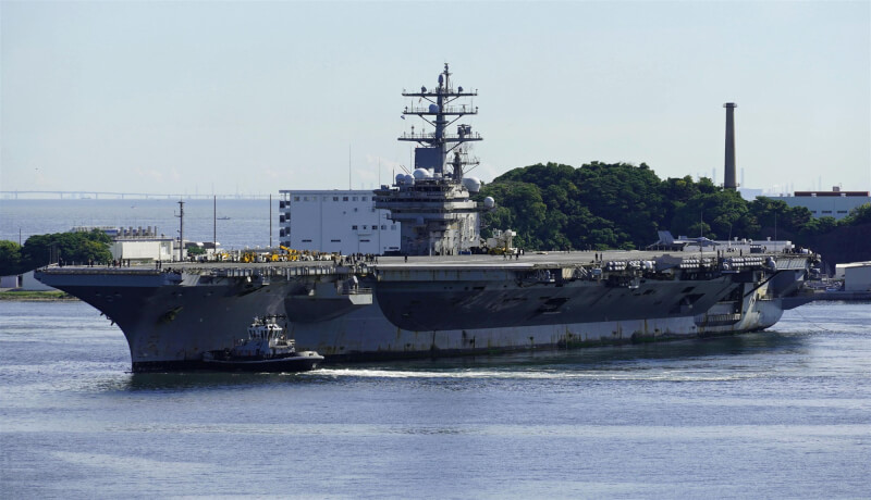 美軍航艦雷根號19日已返回日本橫須賀母港，未穿越台灣海峽。（共同社）