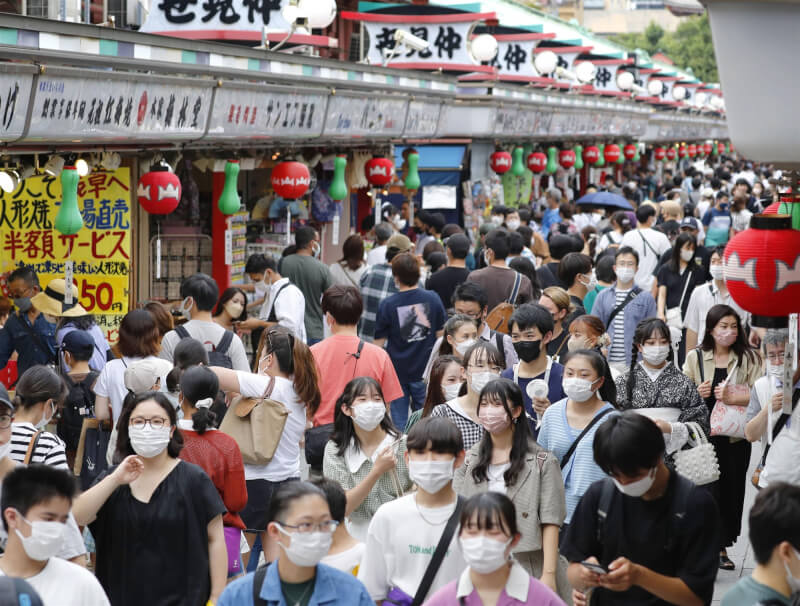日本正遭受第7波COVID-19疫情侵襲，20日新增25萬3265例確診病例，連續3天超過25萬例。圖為6日東京淺草商店街人潮。（共同社）