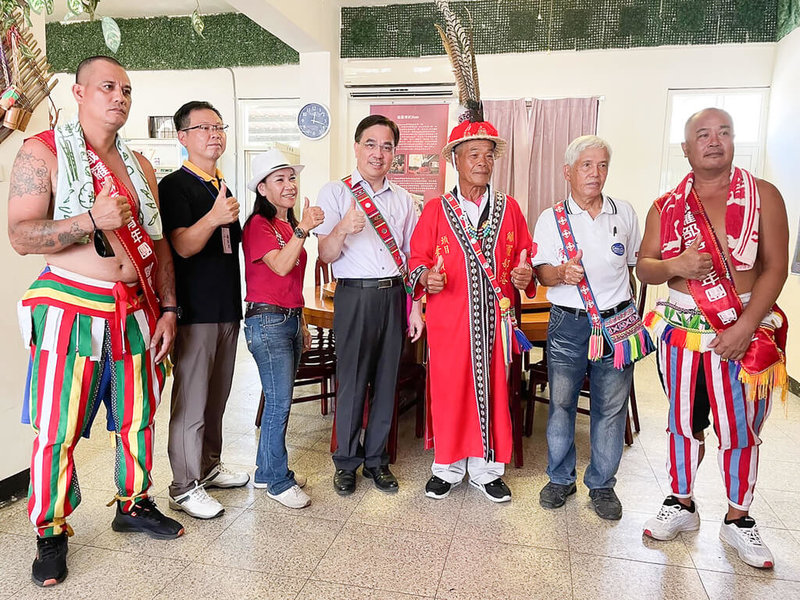 原民會今年與旅行業者合作，在花蓮縣玉里鎮織羅部落試辦2天1夜豐年祭遊程，成效良好。原民會主委夷將．拔路兒（中）20日現身織羅部落參加豐年祭，歡迎遊客貼近感受原民文化生命力，學習尊重部落傳統祭儀。（原民會提供）中央社記者張祈傳真  111年8月20日