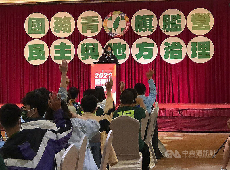 民進黨主席蔡英文（後中）20日在台中出席民進黨舉辦的「2022國務青旗艦營」，分享政治人物在從政過程中，必須了解服務對象需要什麼，有道理的要去做，沒道理的也要告訴民眾，這件事的困難度為何，傾聽、溝通很重要。中央社記者趙麗妍攝 111年8月20日