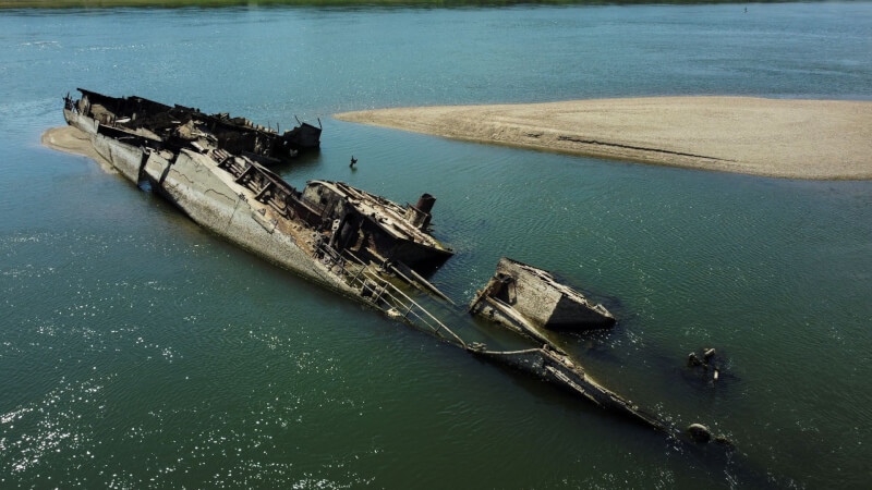 塞爾維亞東部城市普拉霍沃的多瑙河沿岸暴露出德國軍艦殘骸。（路透社）