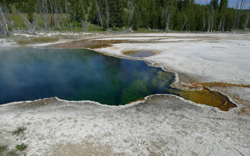 美國黃石公園19日表示，巡邏人員在園內溫泉深淵池（圖）發現一隻人體斷腳漂浮水面，腳上還套著鞋子，警告遊客遠離園內溫泉。（圖取自twitter.com/YellowstoneNPS）