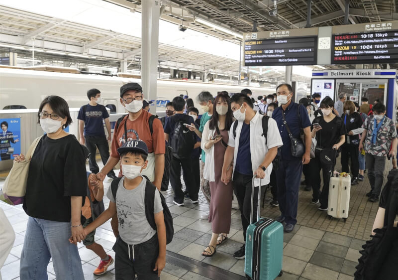 圖為14日日本盂蘭盆連假，JR新大阪站搭車的人潮。（共同社）