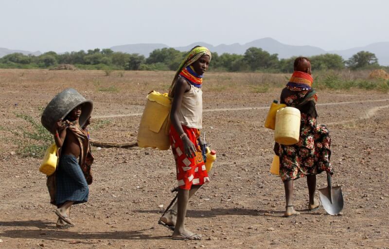 聯合國世界糧食計劃署表示，非洲之角3國肯亞、索馬利亞和衣索比亞遭逢嚴重旱災，瀕臨飢荒人數已增加到2200萬名。圖為7月19日肯亞圖爾卡納部落婦女帶著塑膠桶尋找水源。（路透社）