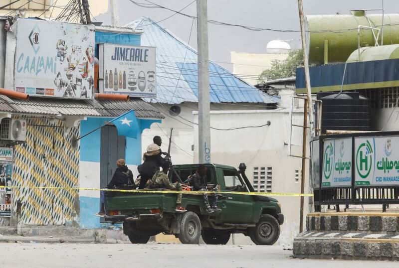 索馬利亞首都摩加迪休的飯店Hayat Hotel 19日遭攻擊者闖入開槍，造成至少12人死亡。圖為當局維安人員案發後在飯店附近巡邏。（路透社）