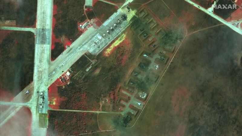 根據衛星照片，俄羅斯兼併的克里米亞過去一週頻傳爆炸和火災，包括俄羅斯空軍基地也發生爆炸。圖為俄羅斯薩基空軍基地10日發生爆炸。（Maxar Technologies/Handout via 路透社）