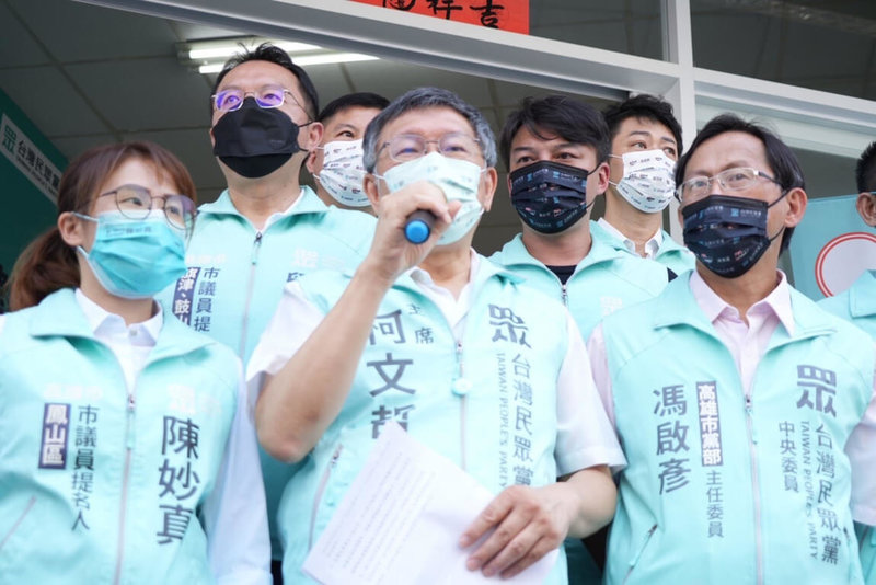 台北市長柯文哲（前中）21日到高雄陪民眾黨高雄市議員參選人掃街拜票，他受訪時批評民進黨台北市長參選人陳時中採購疫苗不公開，「是有什麼見不得人的事嗎？」（民眾黨提供）中央社記者蔡孟妤傳真 111年8月21日