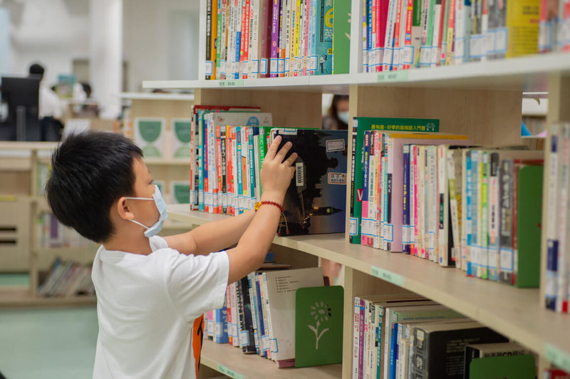 新竹市政府21日發布新聞稿指出，市府整建13處共讀站及校園圖書館，並結合微型圖書館、電子書閱讀資源，提供民眾良好的閱讀環境。（新竹市政府提供）中央社記者郭宣彣傳真  111年8月21日