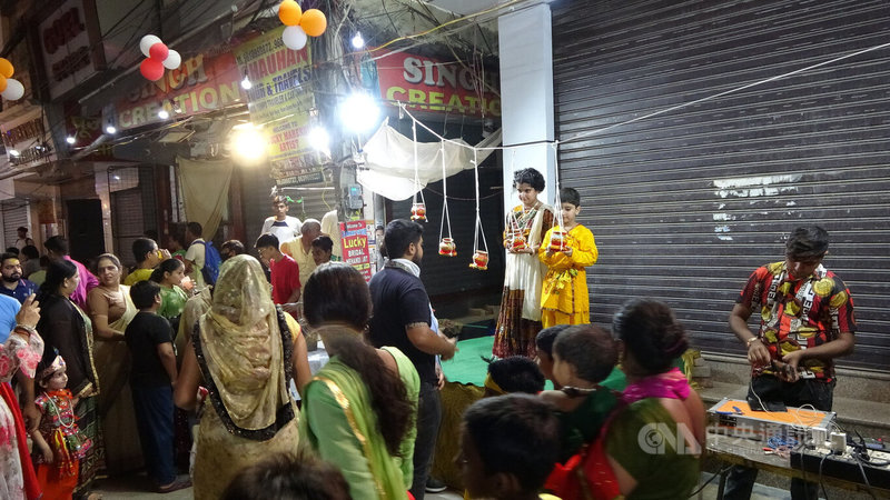 印度教信徒今年8月18日及19日慶祝大神黑天（Krishna）的誕生日，許多小男生會打扮成手持短笛的小牧人應景，也就是童年黑天的形象，小女生則打扮成黑天伴侶羅陀（Radha）的形象。中央社記者林行健德里攝  111年8月21日