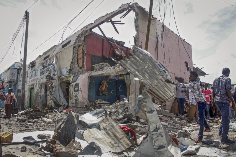 青年黨持槍與炸彈攻擊索馬利亞首都摩加迪休的哈亞特飯店，部分建築物化為廢墟，恐有許多人受困在內，急難應變人員已在試圖清理殘骸。（美聯社）