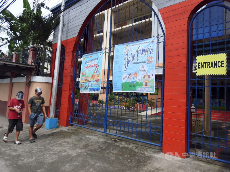 菲律賓中小學校新學年22日開學，屆時90%公立學校將恢復實體課程。圖為2021年9月馬尼拉都會區一所小學大門緊閉，仍未開放學生到校上課。（中央社檔案照片）