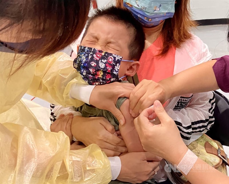 嬰幼兒疫苗接種作業持續，20日起開放接種莫德納嬰幼兒第2劑疫苗，開打首日施打1600多人。圖為高雄家長7月15日帶著小朋友在苓雅區的診所施打兒童疫苗。（中央社檔案照片）