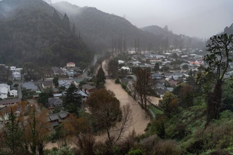 圖為紐西蘭南島北端城市納爾遜18日受豪雨影響發布緊急狀態。（路透社）