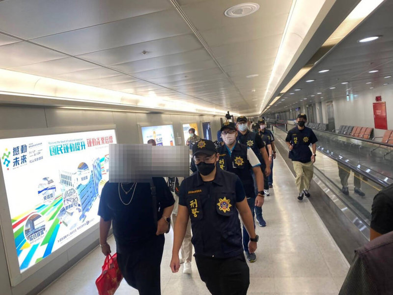 柬埔寨求職打工詐騙事件頻傳,有5名受害台人透過民進黨立委伍麗華和公、私單位協力,於21日晚上10時許搭機返台;由屏東縣警察局、警政署航空警察局及刑事局國際刑警科於國內接機。(刑事局提供)中央社記者黃麗芸傳真 111年8月22日