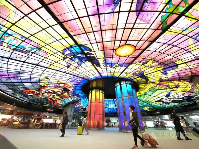 高雄捷運美麗島站的玻璃公共藝術作品「光之穹頂」，吸引許多遊客朝聖。中央社記者董俊志攝  111年8月22日