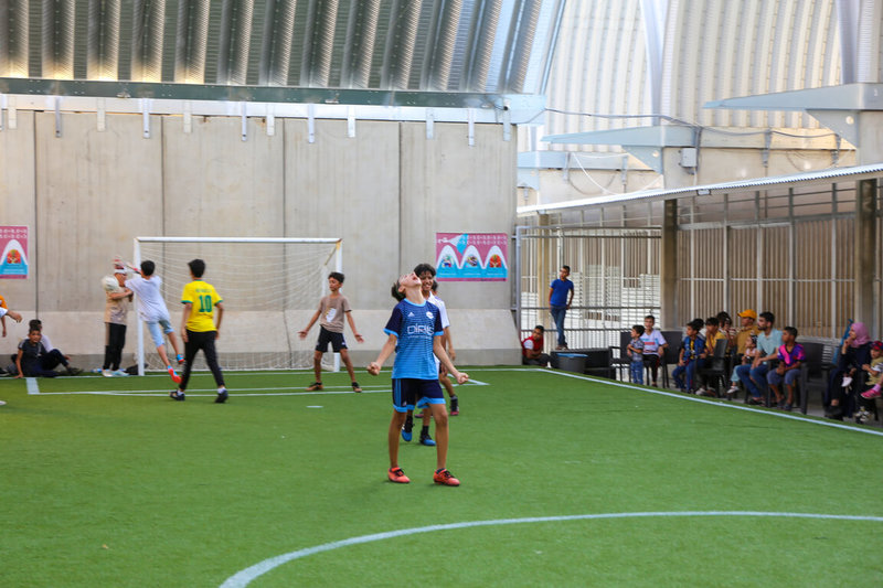 土耳其台灣盃足球賽分為上、下兩場，參賽者由敘利亞難民兒童與土耳其當地兒童組成，不論小球員穿著是否合身，每個在場上奔跑、踢球的兒童共有的是對足球的熱愛。（台灣－雷伊漢勒世界公民中心提供）中央社 111年8月22日
