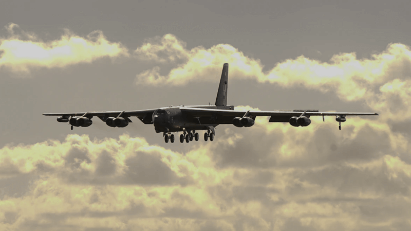 圖為美軍B-52「同溫層堡壘」轟炸機。（圖取自美國空軍網頁www.af.mil）