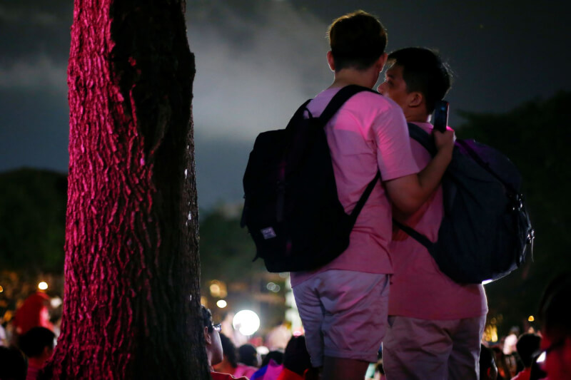 新加坡政府計劃廢除將男男性行為視為犯罪行為的刑法377A條文。圖為2019年6月29日，新加坡一對同志情侶參加聲援LGBTQ+團體的活動。（路透社）
