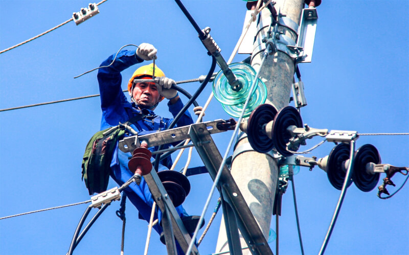 四川對工業企業限電停產相關措施延至25日。圖為18日四川電力工人在電塔施工。（中新社）