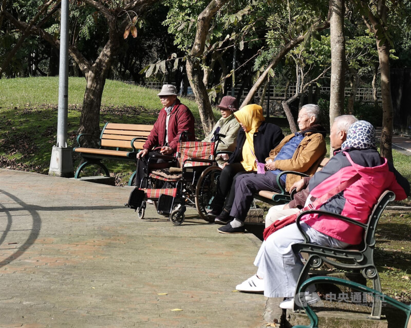 國發會22日發布人口推估報告，儘管台灣進入超高齡社會的時點維持2025年不變。圖為長輩們在公園曬太陽。（中央社檔案照片）