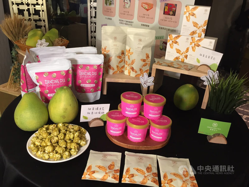 農委會統計，近2週企業文旦訂單已逾13萬箱，目標20萬箱，文旦外銷量目前已達500公噸，期待持續拓展其他市場；加工運用B級果部分，已可達2500公噸，希望再往3000公噸以上邁進，可望藉此大幅拓展文旦大果的運用，成為更高附加價值產品。中央社記者楊淑閔攝  111年8月23日