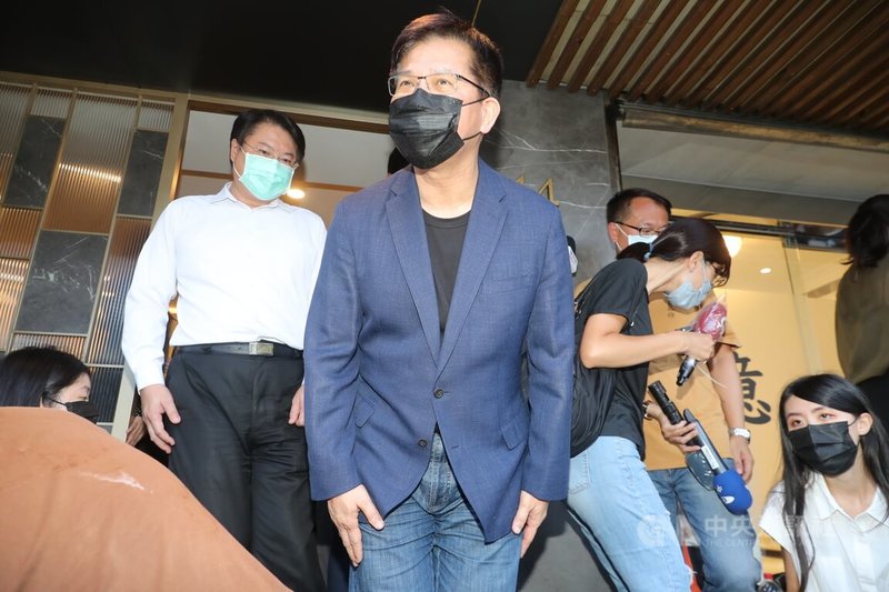 立委余天二女兒余苑綺病逝,靈堂23日開放各界追悼,民進黨新北市長參選人林佳龍(前中)、基隆市長林右昌(左)等人下午到場致意。林佳龍受訪表示,29日原訂是新北市長及新北市議員參選人赴選委會聯合登記時間,因與余苑綺追思會撞日,決定登記延後一天。中央社記者裴禛攝 111年8月23日