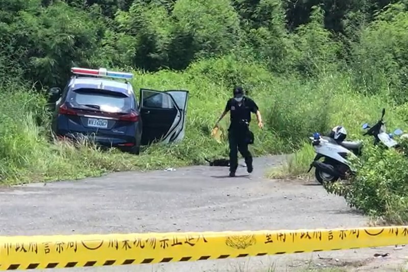 台南市2名員警22日上午疑似追緝贓車時,在安南區北汕尾三路遭攻擊傷重不治,警方隨後封鎖現場蒐證調查。(讀者提供)中央社記者楊思瑞台南傳真 111年8月22日