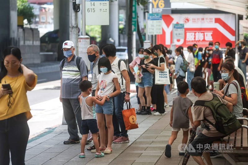 國內23日新增2萬6095例COVID-19本土病例。圖為民眾配戴口罩在台北車站周邊公車站等公車。（中央社檔案照片）