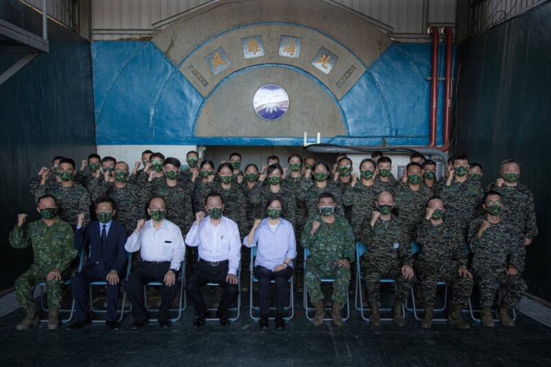 總統蔡英文(前中)23日勗勉海軍海鋒三中隊。(軍聞社提供)