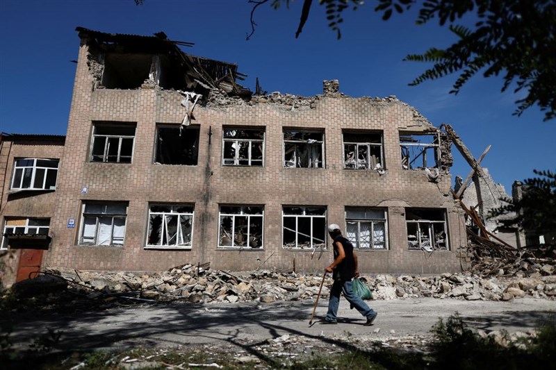 俄羅斯進犯烏克蘭將邁入第7個月。圖為一名男子22日經過烏東頓內茨克州托列次克鎮被摧毀的學校。（路透社）