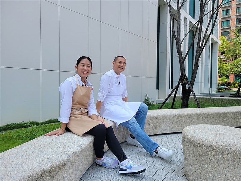 對於能跟江振誠(右)見面,Liya(左)說,同為廚師的爸爸比自己還興奮。(杰德影音提供)中央社記者余曉涵傳真 111年8月24日