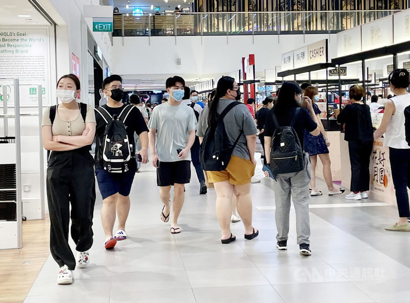 新加坡疫情穩定，29日起鬆綁室內口罩令，僅限醫療場所及搭乘大眾運輸工具時才強制戴口罩。圖為當地一家商場內的人潮。圖攝於23日。中央社記者侯姿瑩新加坡攝  111年8月24日