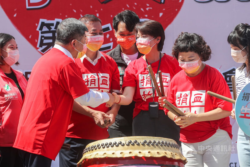 台北內湖科技園區發展協會24日在內湖大港墘公園舉辦第7屆內科千人捐血活動，台北市副市長黃珊珊（右3）與民進黨台北市長參選人陳時中（左2）同台出席，兩人握手致意。中央社記者裴禛攝 111年8月24日