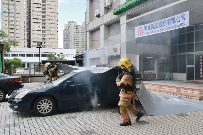 台南市政府24日發表電動車滅火機制，且實地演練，以利未來電動車火災搶救。（台南市政府提供）中央社記者張榮祥台南傳真  111年8月24日