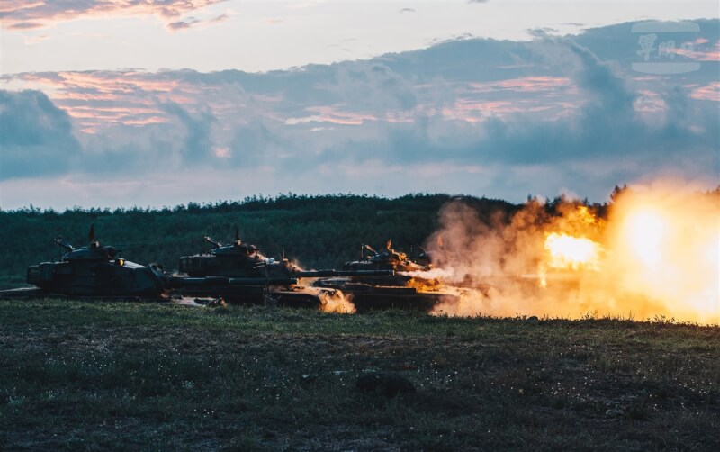 澎防部24日清晨舉行鎮疆操演，多輛M60A3戰車模擬對進犯之敵實施射擊。（軍聞社提供）中央社記者游凱翔傳真 111年8月24日