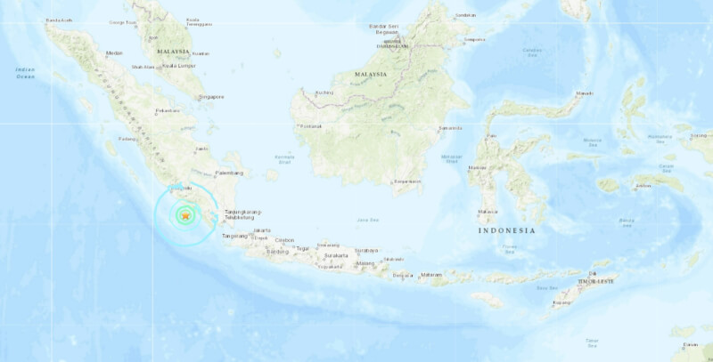 印尼蘇門答臘島南部外海（星號處為震央）發生強震，規模達6.3，當局尚未接獲任何災損或傷亡的通報。（圖取自美國地質調查所網頁earthquake.usgs.gov）