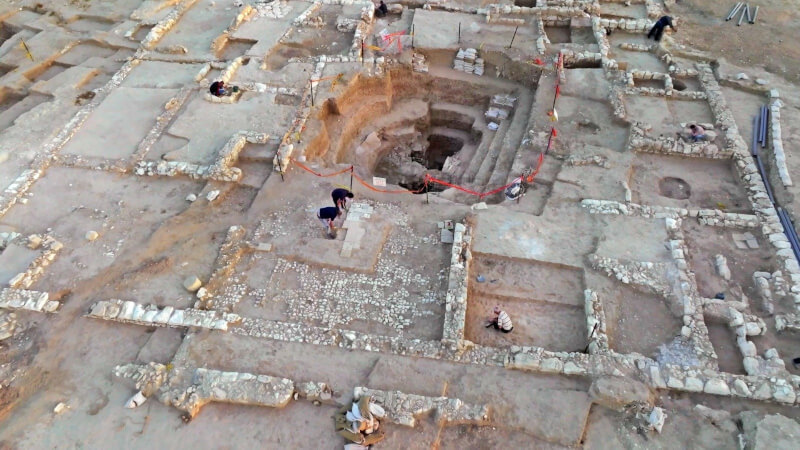 考古學家23日宣布，在以色列南部尼格夫沙漠發現1座1200年歷史莊園。（圖取自facebook.com/AntiquitiesEN）