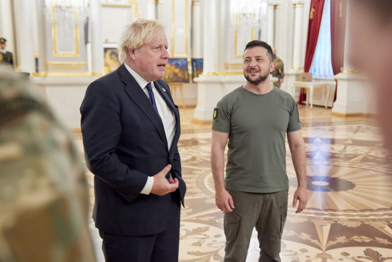 國首相強生（左）24日突訪基輔，與烏克蘭總統澤倫斯基（右）會面。（圖取自facebook.com/borisjohnson）