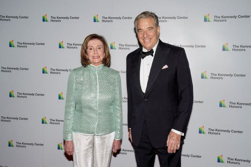 圖為美國眾議院議長裴洛西與丈夫保羅．裴洛西（右）去年12月出席第44屆甘迺迪中心榮譽獎晚宴。（路透社）