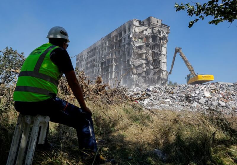 俄烏戰爭即將滿6個月，已造成數萬人喪生。圖為烏克蘭馬立波建築物受到戰火攻擊。（路透社）
